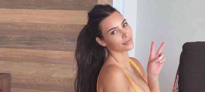 Kim Kardashian sensuelle avec son impressionnant collier en diamants !