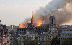 "Notre-Dame brûle" : découvrez ce tournage spectaculaire avec Jean-Jacques Annaud