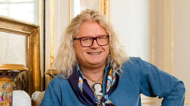 Pierre-Jean Chalençon au plus mal, en roue libre, il convie l’équipe de TPMP au Palais Vivienne…