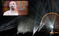 Basket - NBA - Kobe Bryant officiellement intronisé au Hall of Fame dans une grande émotion