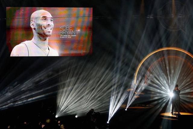 Basket - NBA - Kobe Bryant officiellement intronisé au Hall of Fame dans une grande émotion