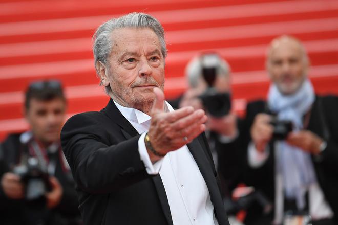 Alain Delon sort de son silence pour adresser un message à Bernard Tapie