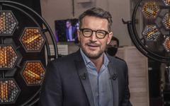 Benjamin Castaldi (TPMP), prend “un coup derrière la tête”: La totalité de sa famille est malade (Covid-19)