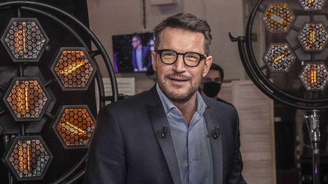 Benjamin Castaldi (TPMP), prend “un coup derrière la tête”: La totalité de sa famille est malade (Covid-19)