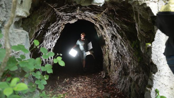 André Téchiné tourne dans une grotte ariégeoise et avec une chouette baptisée "Reine Margot"